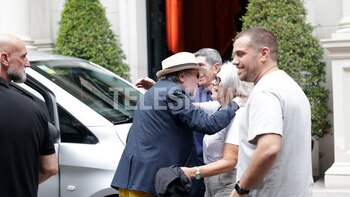 El cantante realiza "Hola y