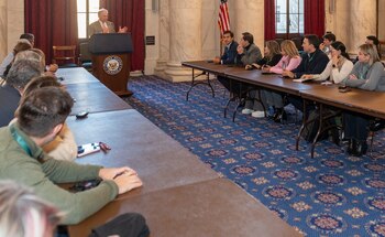 El Senador Tim Kaine habla