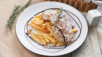 Receta de solomillo al ajo tostado, un plato típico de Badajoz en el que la salsa es el ingrediente estrella