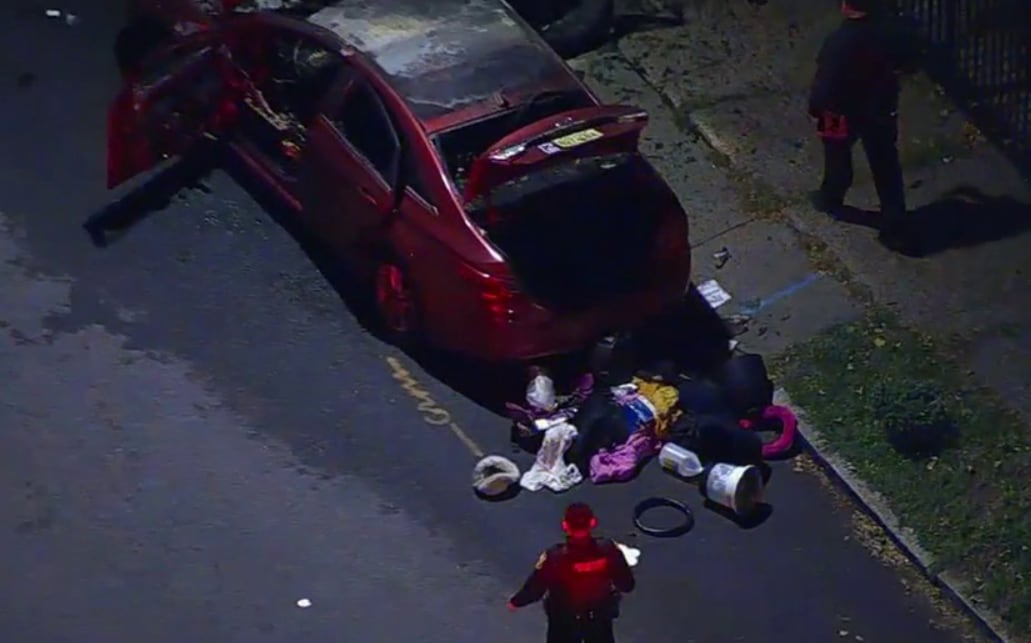 Las fuerzas de seguridad buscan un sedán rojo e investigan el hallazgo de un auto con las mismas características calcinado en Newark (FOX 5 NY)