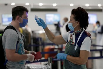 Una azafata y enfermera de