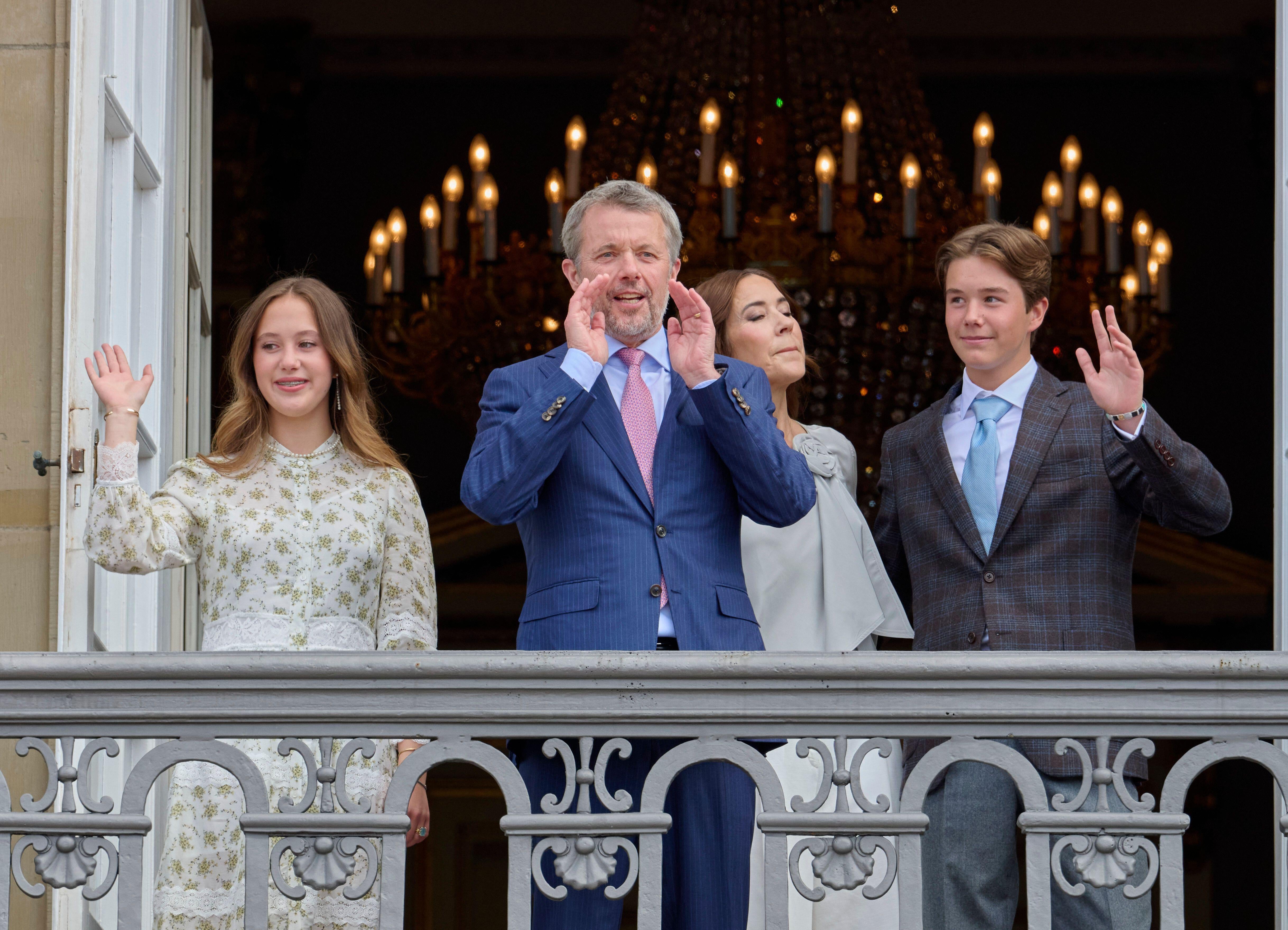 El saludo del rey Federico X de Dinamarca por su 58 cumpleaños en un balcón medio vacío (Grosby)
