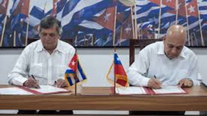 Polémica por el acuerdo firmado entre el Partido Comunista chileno, integrante de la coalición de gobierno, y el cubano
