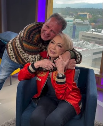 El padre de Yina Calderón tuvo la oportunidad de abrazar a Laura Bozzo, generando una peculiar reacción de la huilense - crédito @yinalcaderonoficial/Instagram