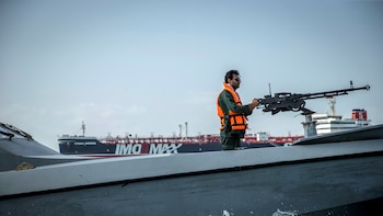La Guardia Revolucionaria de Irán interceptó y forzó la detención de tres buques petroleros en el estrecho de Ormuz