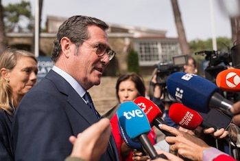 02/10/2026 El presidente de la CEOE, Antonio Garamendi, atiende a los medios durante el Foro La Toja - Vínculo Atlántico, a 2 de octubre de 2026, en O Grove, Pontevedra, Galicia (España). El Foro La Toja - Vínculo Atlántico es un reconocido espacio de debate y reflexión anual enfocado en la defensa de la democracia liberal, el vínculo atlántico y la cooperación internacional. Fundado en 2019 por iniciativa de Josep Piqué, Amancio López Seijas y el Grupo Hotusa, reúne a destacados líderes políticos, empresariales, académicos y representantes de la sociedad civil en la Isla de La Toja.
POLITICA
Elena Fernández - Europa Press