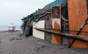 La humedad, la salinidad y el sol aceleran el deterioro de las estructuras frente al mar. (Magnific)