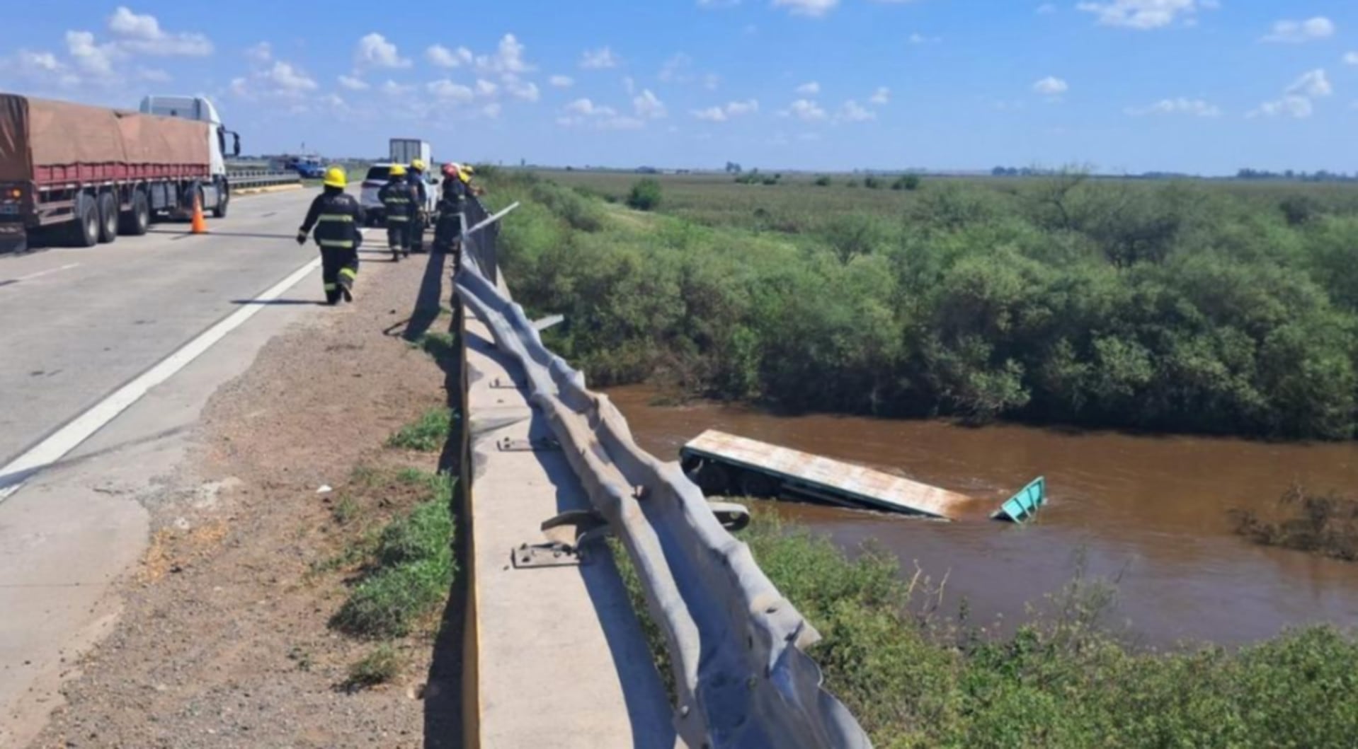 Un semirremolque de camión se precipitó a un arroyo a la altura de la Autopista Rosario-Córdoba, requiriendo la intervención de equipos de emergencia para el rescate y control de la situación (Cadena 3)