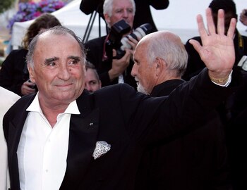 Fotografía tomada en mayo de 2006 en la que se registró al actor francés Claude Brasseur (i), durante la edición 59 edición del Festival de Cine de Cannes, en Cannes (Francia). Brasseur murió este martes a los 84 años. EFE/Christophe Karaba/Archivo
