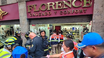 Reportan incendio en zapatería del