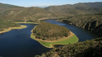 La “Selva Negra de España”: un paisaje que conecta 43 pueblos entre cascadas, rutas de senderismo y bosques de cuento