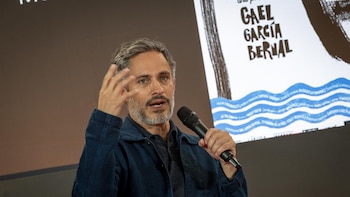 VÍDEO: García Bernal presenta 'Hombre al agua': "Cuando se hace una crítica sobre la política, el humor es inevitable"