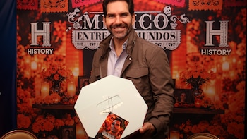 De los sepulcros a las cocinas, Arap Bethke nos lleva a explorar el día de muertos como nunca antes en su nueva serie “México, Entre Dos Mundos”