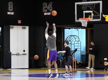 DeMarcus Cousins tira tras el