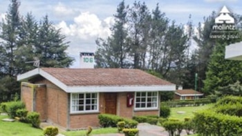 El sitio cuenta con cabañas