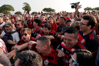 Entre aplausos y cánticos, miles