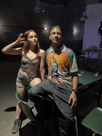 Los actores ensayaron las posiciones de la escena con una pelota para prevenir el contacto físico directo antes del rodaje