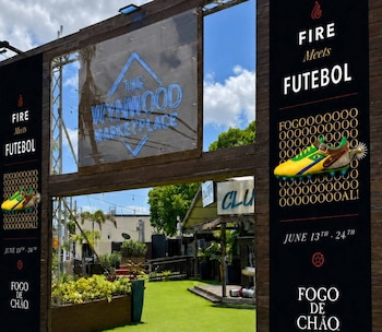 Entrada no Wynwood Market com cartazes e banners de vinil. Eles declaram