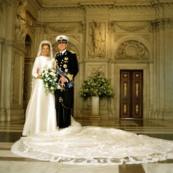 Maxima Zorreguieta y Guillermo de Orange en la foto oficial. La novia lucía un espectacular vestido de color blanco marfil realizado por Valentino