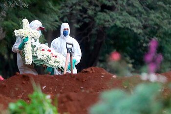 Empleados del servicio funerario entierran