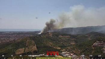 El incendio ha afectado unos vehículos y se ha propagado a vegetación forestal. (Bombers)