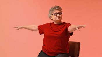 10 minutos de yoga en silla para principiantes