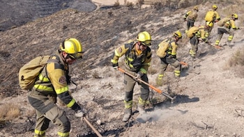 Labores de remate y perimetración del personal de INFOAR el pasado jueves en el incendio de Castillonroy. (INFOAR/Europa Press)