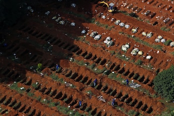 Los sepultureros abren nuevas tumbas