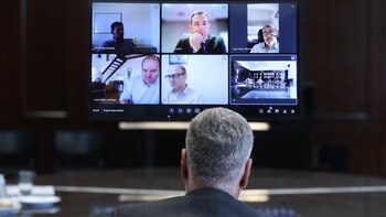 Feletti en una reunión con