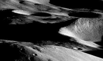 El hielo descubierto en la Luna podría ser fundamental para futuras misiones proporcionando agua potable y combustible para cohetes (NASA)