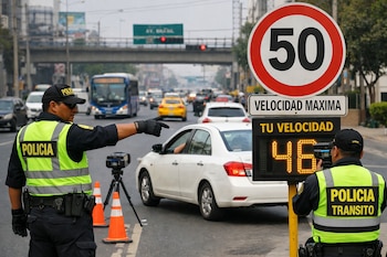 Dos policías de tránsito peruanos en Lima dirigen el tráfico y monitorean la velocidad con un radar; un panel digital muestra 46 km/h junto a una señal de 50 km/h.