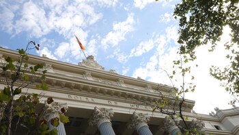 El Ibex 35 abre con un alza del 0,3% y roza los 18.200 puntos, con el petróleo Brent en 97 dólares