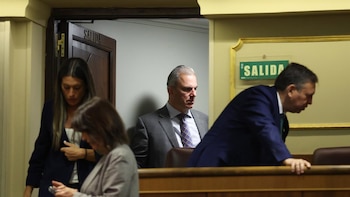 Vox mantiene a Ortega Smith en su grupo del Congreso un mes después de su expulsión, aunque sin actividad parlamentaria