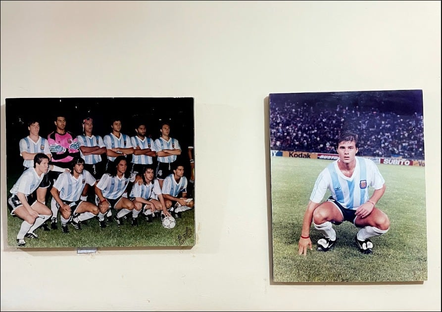 En la casa de sus padres en Murphy cuelgan fotos enmarcadas de Mauricio Pochettino jugando en la selección argentina (Teo Armus/The Washington Post)
