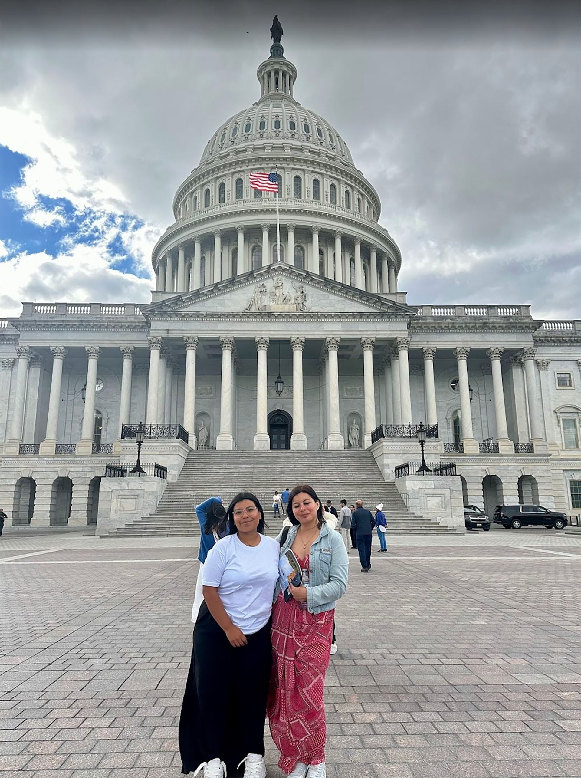 La estudiante Agustina Cruz y la docente Lorena Gordillo frente al Capitolio