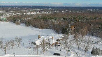 Montículos de nieve alcanzan alturas