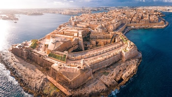 La isla mediterránea de moda: una ciudad amurallada declarada Patrimonio de la Humanidad y aguas cristalinas entre rocas