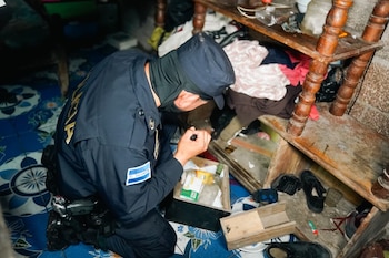 Las autoridades salvadoreñas decomisaron 1,917 kilos de cocaína valorados en más de 48 millones de dólares durante la investigación. (Cortesía: Fiscalía General de la República)