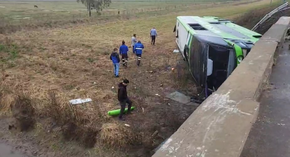 El micro cayó de un pequeño puente que cruza el Arroyo La Guardia (Sincope Noticias)