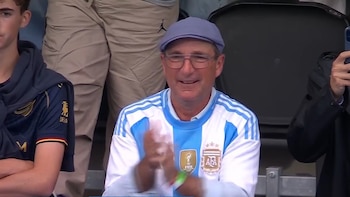 Cachito Vigil en el título de Las Leonas