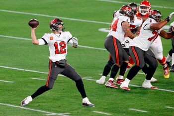 El mariscal de campo de los Tampa Bay Buccaneers Tom Brady (i) pasa campo abajo contra los Kansas City Chiefs. EFE/EPA/GARY BOGDON