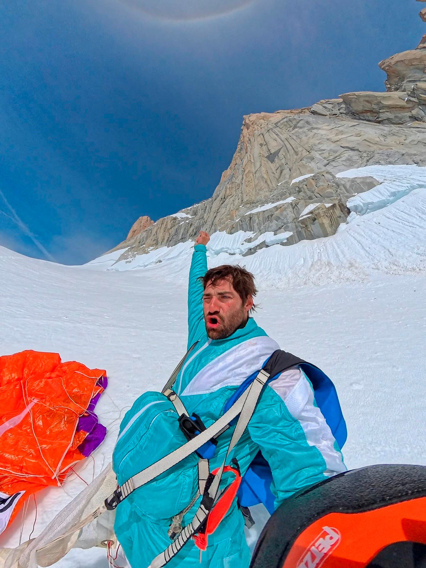 La felicidad de Egorov luego de haber aterrizado en una zona nevada del cerro, posterior al intrépido salto