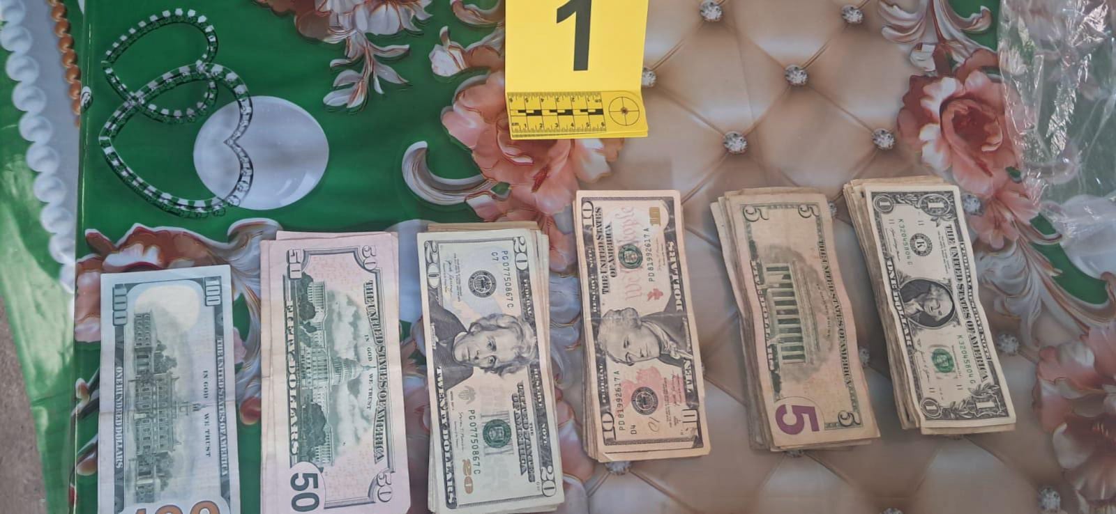 Autoridades aseguraron dinero en efectivo durante el allanamiento, abriendo una nueva línea de investigación. (Cortesía: Fuerza Armada de El Salvador)