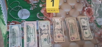 Autoridades aseguraron dinero en efectivo durante el allanamiento, abriendo una nueva línea de investigación. (Cortesía: Fuerza Armada de El Salvador)