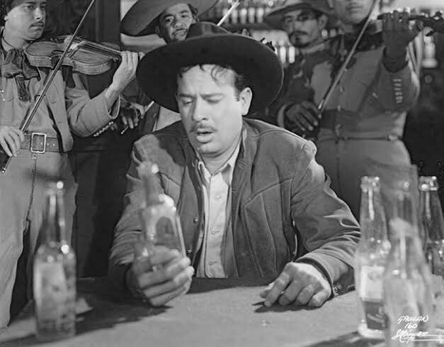 Pedro Infante tomando tequila