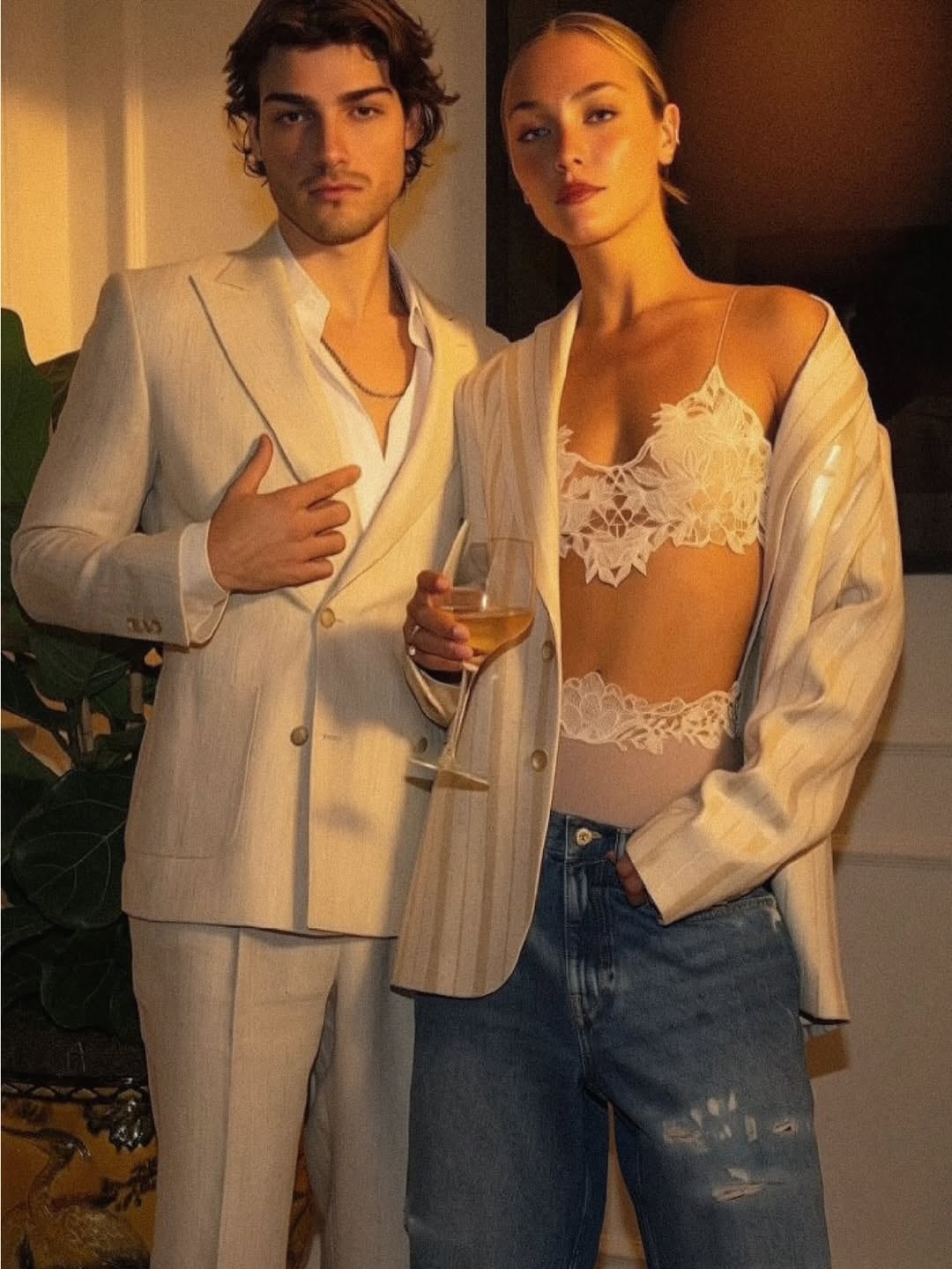 Luca Bertoldi Menem y Sofía Solá, posaron juntos y eligieron colores arena para sus respectivos looks