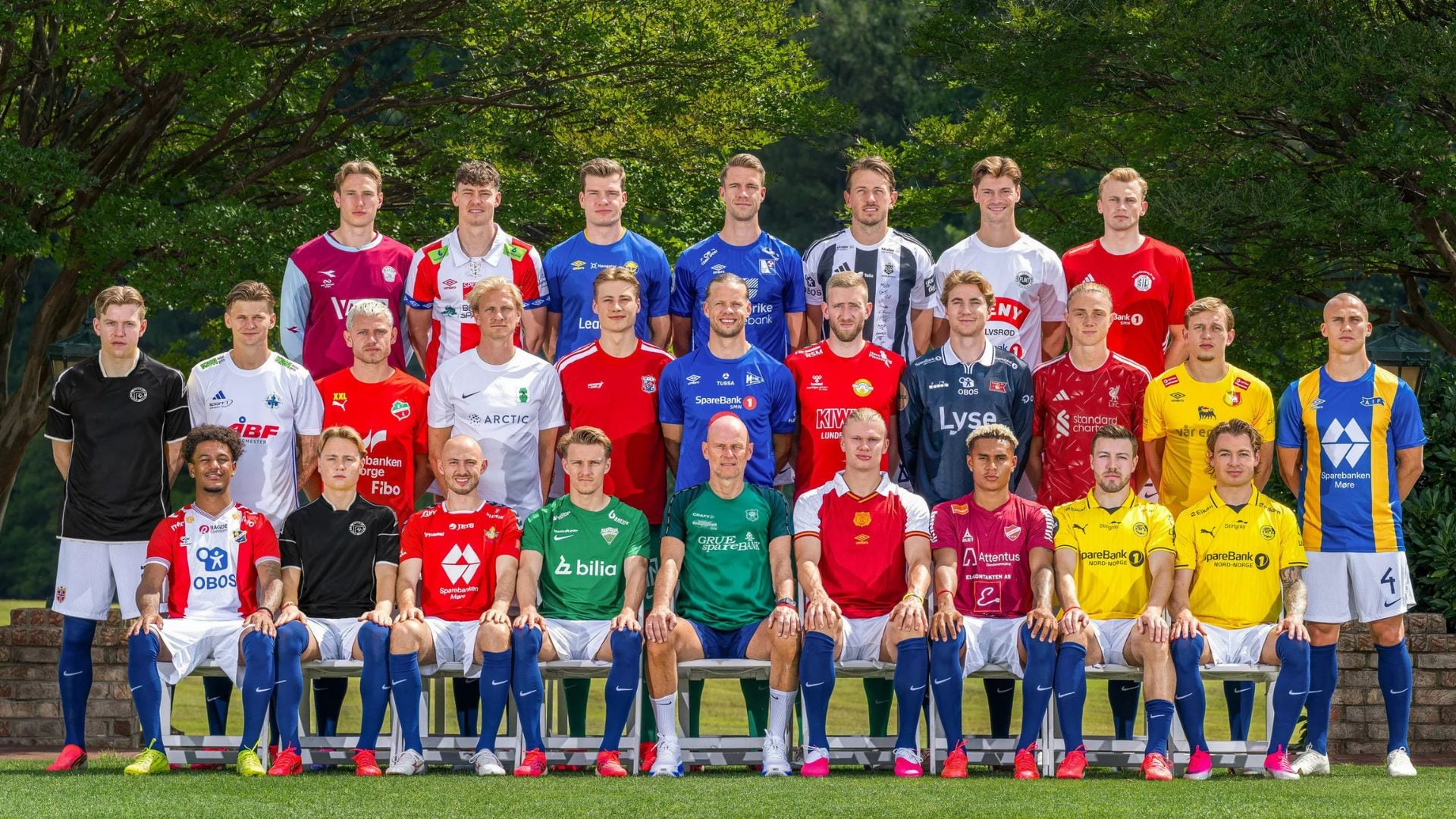 La selección de Noruega posa con las camisetas de los clubes donde debutaron sus jugadores. (Página Web de la selección de Noruega)