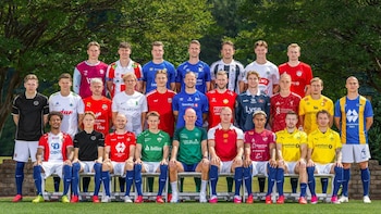 La selección de Noruega posa con las camisetas de los clubes donde debutaron sus jugadores
