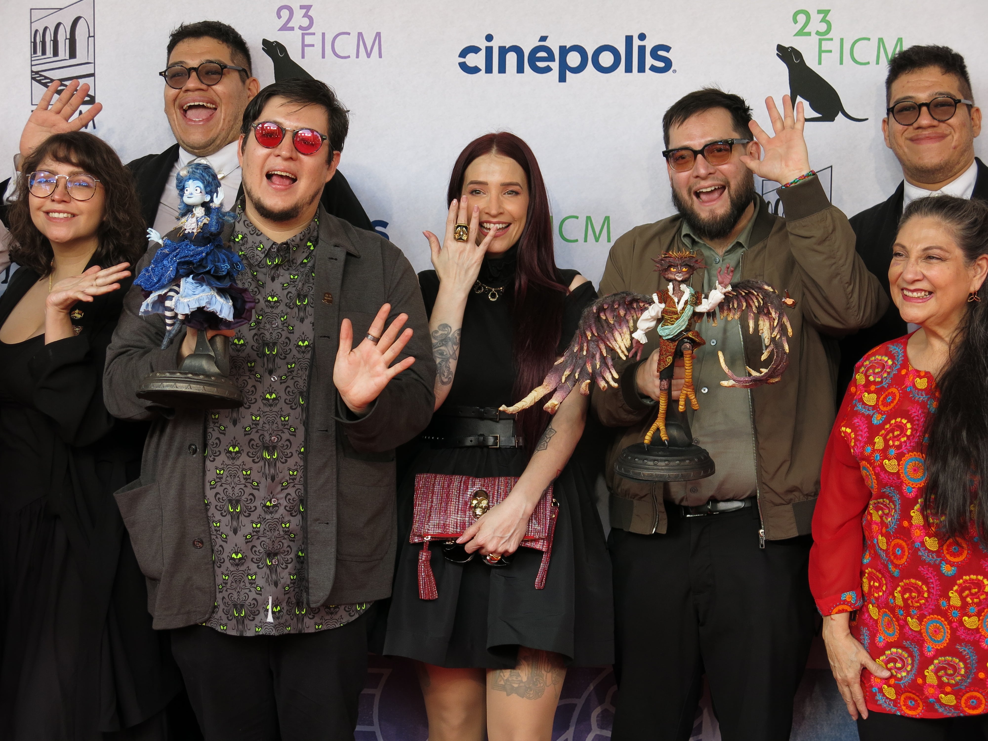 Los cineastas mexicanos Roy Ambriz, tercero desde la izquierda, y Arturo Ambriz, tercero desde la derecha, posan para una foto con la actriz y directora Mireya Mendoza, centro, en un evento de alfombra roja para la película