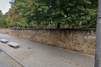 La calle Ramón y Cajal de Salamanca, donde la joven pisó una castaña que le fracturó el tobillo. (Google Maps)